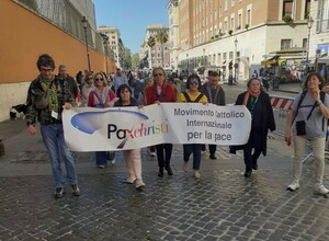 Striscione di Pax Christi a Roma. Questo è lo striscione contestato dai poliziotti il 12 aprile 2026