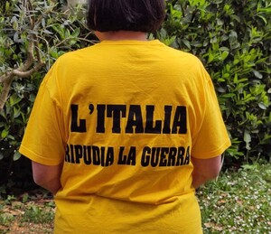 La maglietta contestata dai poliziotti a Roma il 12 aprile 2026