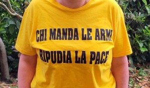 La maglietta contestata a Roma dai poliziotti 