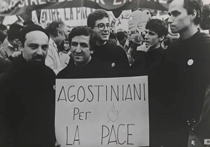 Una foto in bianco e nero, un gruppo di ragazzi a una manifestazione per la pace. Tra le mani, un cartello con su scritto: “Giovani agostiniani per la pace”. In prima fila c’è anche un giovane Robert Francis Prevost, oggi Papa Leone XIV. 