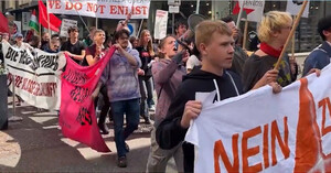 Video di una manifestazione studentesca tedesca dell'8 maggio 2026: "Noi non ci arruoliamo"