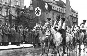 Parata a Stanislav (Ivano-Frankivsk, Ucraina occidentale) in onore della visita del Governatore Generale della Polonia, Reichsleiter Hans Frank, alto gerarca nazista