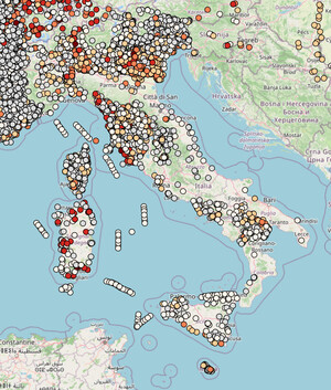 Mappa dei siti presunti di contaminazione da PFAS in Italia, elaborata dal PFAS Data Hub (CNRS Humanities & Social Sciences). I marcatori indicano basi militari, aeroporti, impianti industriali e altri siti classificati come potenziali fonti di esposizione. I punti colorati rappresentano misurazioni effettive con valori rilevati.