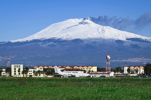 La Naval Air Station Sigonella, in Sicilia, con il vulcano Etna sullo sfondo. La base, principale installazione militare americana nel Mediterraneo centrale, ha operato con sistemi AFFF per decenni. Uso a fini giornalistici; non implica avallo da parte del Dipartimento della Difesa degli Stati Uniti.