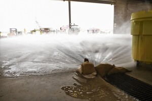 Il sistema AFFF viene testato nell'hangar di manutenzione aeromobili LP-21 della Naval Station Norfolk, Virginia, 12 maggio 2021. Il test, condotto dai servizi antincendio e dalla manutenzione della base, è rappresentativo delle procedure ordinarie in uso in tutte le basi aeree della Marina statunitense, inclusa la NAS Sigonella. Foto utilizzata a fini informativi, non costituisce avallo da parte del Dipartimento della Difesa degli Stati Uniti.