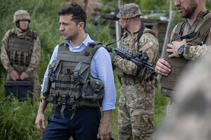 Il presidente ucraino Volodymyr Zelens'kyj visita i soldati nel Donbass