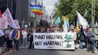 Migliaia a Bruxelles contro il riarmo europeo: “Welfare, non guerra”