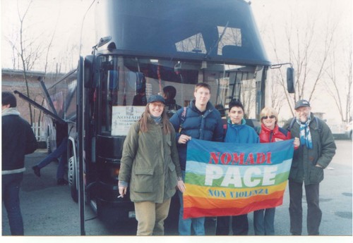 Vi invio le mie foto con la bandiera della pace, perchè anch'io, con il mio piccolo contributo voglio dire NO ALLA GUERRA! Siamo a Novellara il 16.02.2003, per il Nomadincontro, in attesa del concert