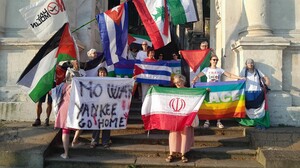 La bandiera della pace e quelle delle nazioni sotto attacco