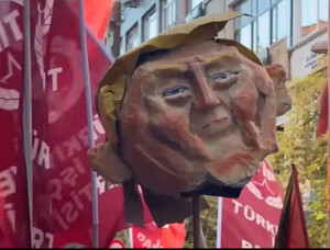 foto da manifestazione contro la NATO in Turchia