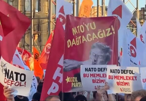 foto da manifestazione contro la NATO in Turchia