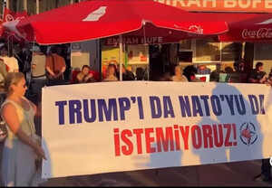 foto da manifestazione contro la NATO in Turchia