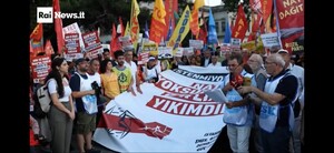 Manifestazione contro il vertice Nato in Turchia