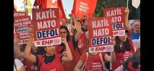 "Nato assassina vattene", c'è scritto sui manifesti in turco
