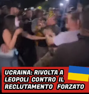 Folla inferocita a Leopoli contro i reclutatori militari