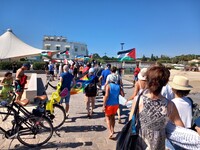 A Fano il corteo sta percorrendo la spiaggia con i nomi dei bambini di Gaza
