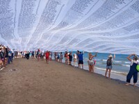 A Fano il corteo sta percorrendo la spiaggia con i nomi dei bambini di Gaza