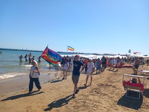 Corteo nella spiaggia di Fano per i bambini di Gaza, Ferragosto 2026