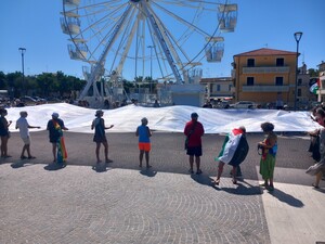 A Fano il grande "sudario" laico di 25 per 8 metri: un grande telo bianco cucito senza sbalzi su cui sono stati scritti a mano i nomi di migliaia di bambini palestinesi uccisi a Gaza.