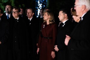 Illya Khrzhanovsky (a sinistra) con Olena Zelenska e il presidente Volodymyr Zelenskyy durante la cerimonia per l'80º anniversario del massacro di Babyn Yar, il 6 ottobre 2021. Il presidente tedesco Frank-Walter Steinmeier è visibile a destra.