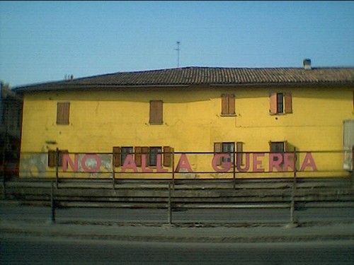 Questa foto (siamo a Milano) non raffigura una bandiera di pace ma mi sembrava ugualmente significativa. Raffaele. 