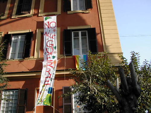 Questa è una delle mie bandiere accanto ad uno striscione disegnato da bambini dai 2 agli 8 anni. Luciana   