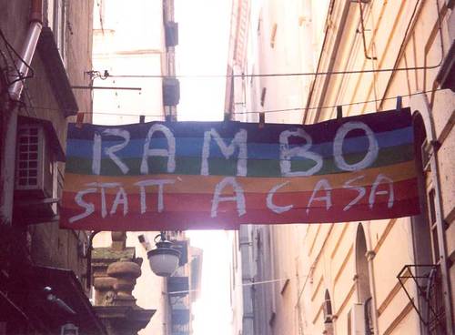 LA BANBIERA DI TUTTA NAPOLI. Questa bandiera è esposta nel quartiere più popolare di Napoli. Penso che il pensiero accomuni tutta la mia splendida città. La traduzione di quello che c'è scritto è RAMB