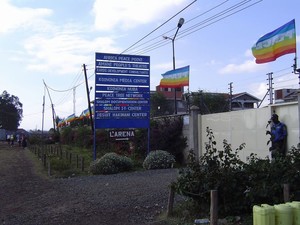 Shalom House con le bandiere della pace esposte ad annunciare l'imminente Peace March di Nairobi