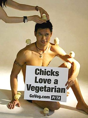 Il modello australiano Corey Will posa per la nuova campagna nelle Filippine dell'associazione Peta