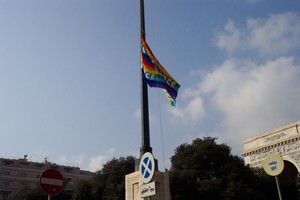 A Genova (come in tutte le altre città, credo) c'è una piazza della Vittoria. Da giovedì scorso si chiama Piazza della pace, e sui pennoni che di solito servono all'alzabandiera del 4 novembre svantol