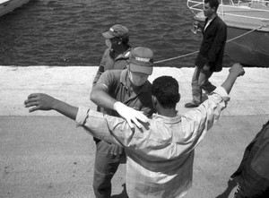 Italia - Controllo clandestini dopo lo sbarco