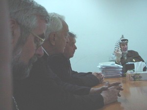 Ramallah, maggio 2002 - Incontro tra Arafat e una delegazione di Pax Christi.