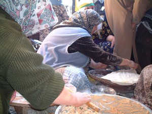 Donne che preparano il pane