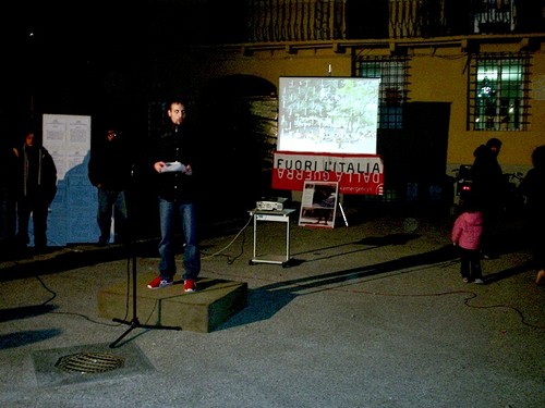 Viene presentato l'ospite, il dottore iracheno Riyadh Al-Adhadh che racconterà a lungo la sua esperienza.