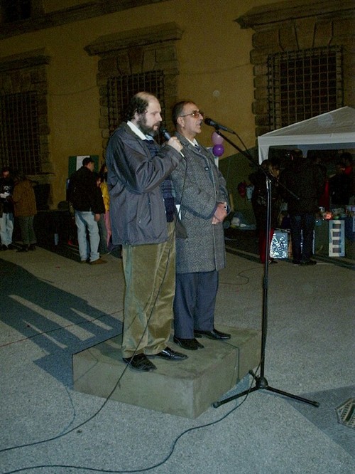 La testimonianza del dott. Riyadh Al-Adhadh. Alla sua destra, Angelo Gandolfi dei Berretti Bianchi che fa da interprete.