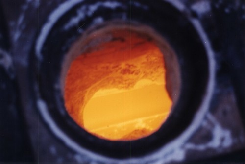 Foto 14 - Cokeria. Interno incandescente del forno visto dall’alto di un foro di caricamento, una volta tolto il coperchio.
