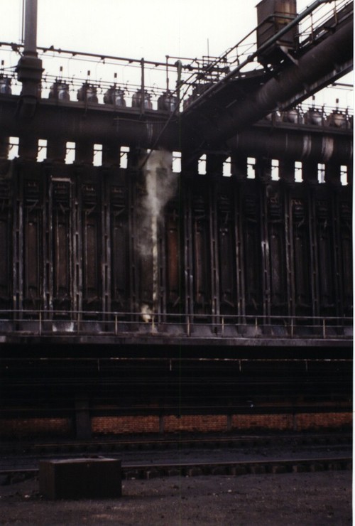 Foto 1 - Cokeria dello stabilimento siderurgico di Taranto. Vi si prepara il coke, prodotto solido della distillazione secca del carbon fossile. Il coke è necessario per l'altoforno e la fonderia. Que