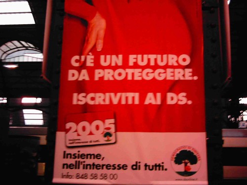 Questa foto e' di un manifesto vero. Nella didascalia "ISCRIVITI AI DS" un piccolo spazio fa la differenza tra un partito e una malattia venerea.