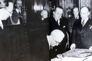 Roma, 27 dicembre 1947 (Palazzo Giustiniani) - Enrico De Nicola firma l'atto di promulgazione della costituzione della Repubblica Italiana.