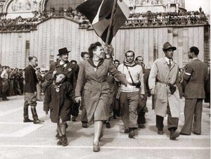 Sfilata delle formazioni partigiane in piazza San Marco a Venezia nel 1945.  