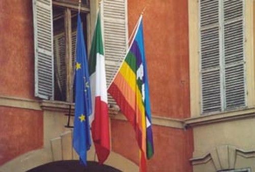 Questa è la bandiera della Pace del comune di Reggio Emilia. A proposito: Reggio Emilia è un festival di bandiere arcobaleno...