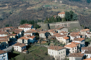 la scritta - lunga circa 25mt per 6 - che abbiamo realizzato nel nostro paese. Alessandro da Camporgiano (LU)