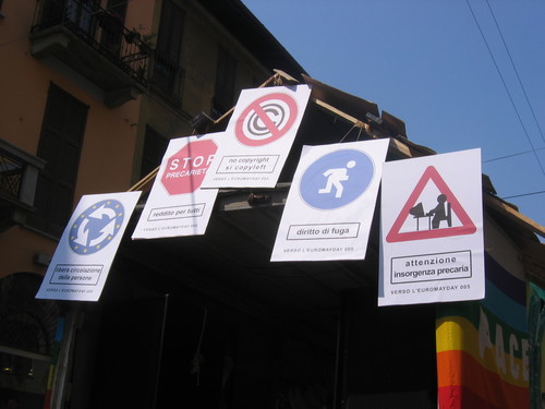 Cartelli stradali: libera circolazione delle persone, reddito per tutti, no copyright si copyleft, diritto di fuga, attenzione insorgenza precaria