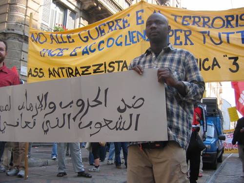 Nel corteo sono presenti anche le associazioni antirazziste e i gruppi organizzati di immigrati