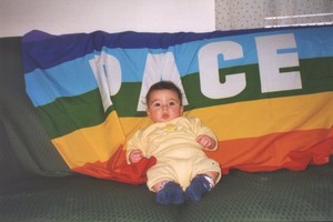 Vi mando la foto di mio figlio Lorenzo con la speranza che della guerra ne senta parlare solo nei libri di storia. Maurizio da Messina