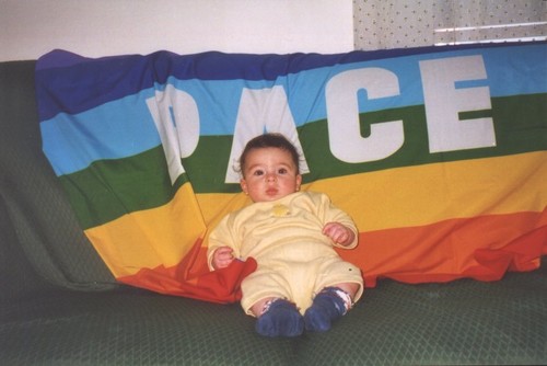 Vi mando la foto di mio figlio Lorenzo con la speranza che della guerra ne senta parlare solo nei libri di storia. Maurizio da Messina