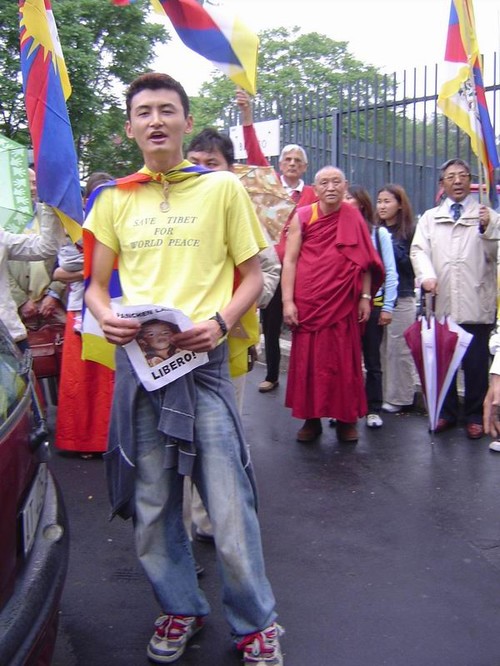 17 maggio 2005, sittin davanti al consolato cinese a Milano, per la liberazione di Panchen Lama, il più giovane prigioniero del mondo.