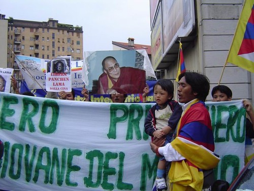 17 maggio 2005, sittin davanti al consolato cinese a Milano, per la liberazione di Panchen Lama, il più giovane prigioniero del mondo.