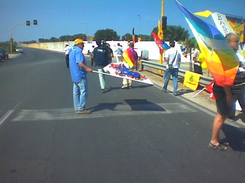 Controinaugurazione. Ma di fronte alla nuova base navale non manifesta nessun partito politico.