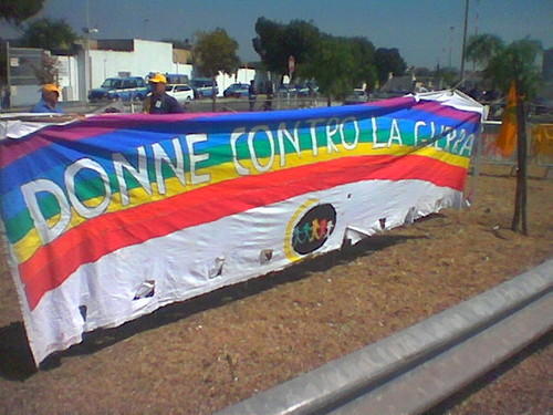 "Donne contro la guerra": uno striscione esposto di fronte alla nuova base navale di Taranto.